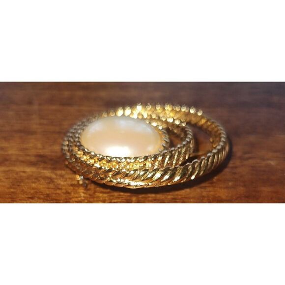 MONET Signed Faux Pearl Three Circle Gold Tone Brooch Pin - Picture 5 of 5